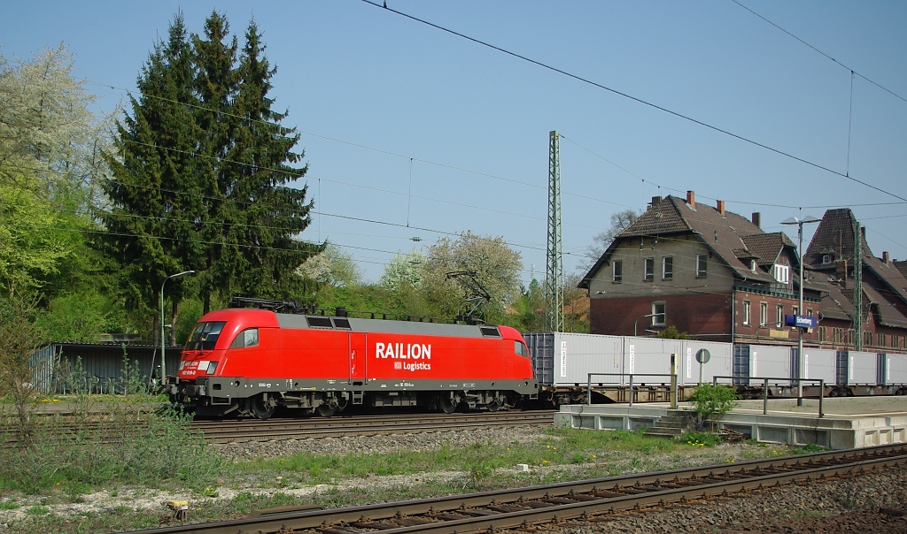 182 019-0 mit Containerzug in Fahrtrichtung Sden. Aufgenommen am 21.04.2011 in Eichenberg.