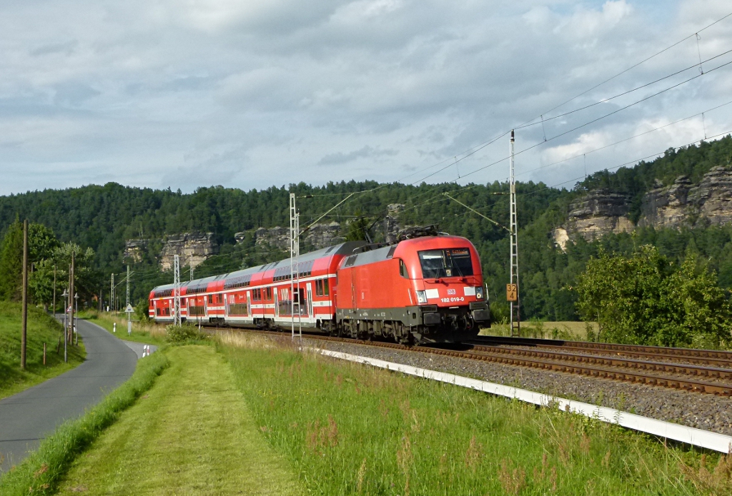 182 019-0 ist mit der S1 nach Schna am 18.07.2012 in Kurort Rathen