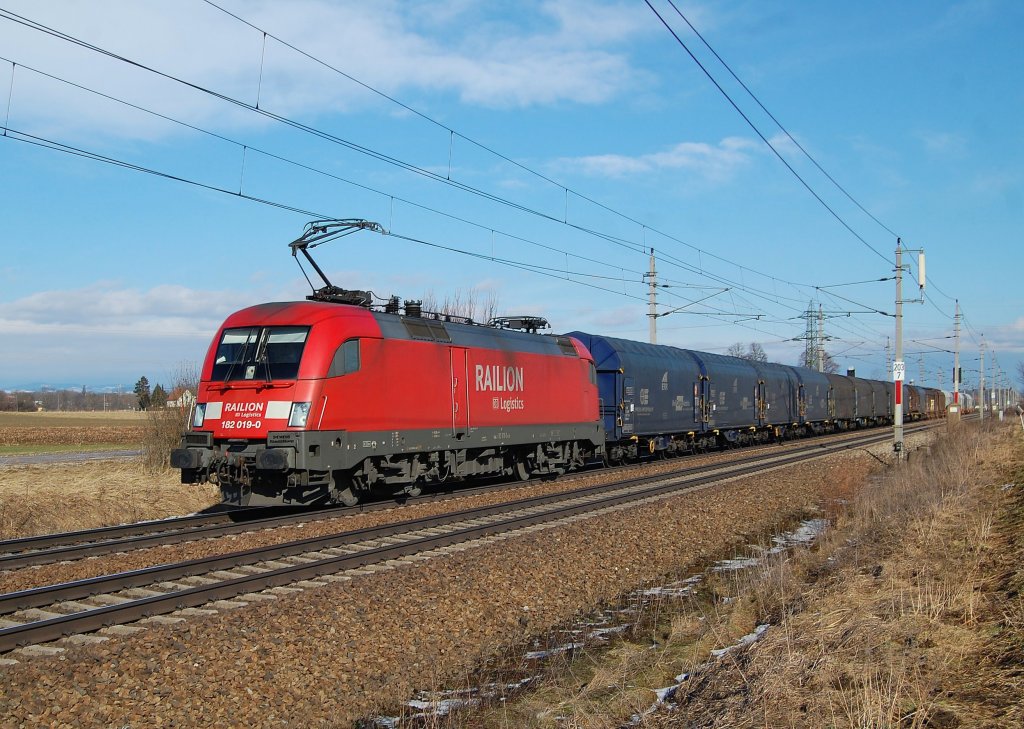 182 019 ist am 05.02.2011 mit ihren Anhang
ber die Westbahngleise bei Marchtrenk gefahren.