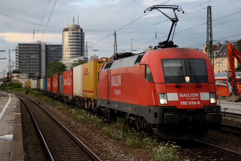 182 019 mit dem PIC in Mnchen Ostbahnhof am 29.07.2010
