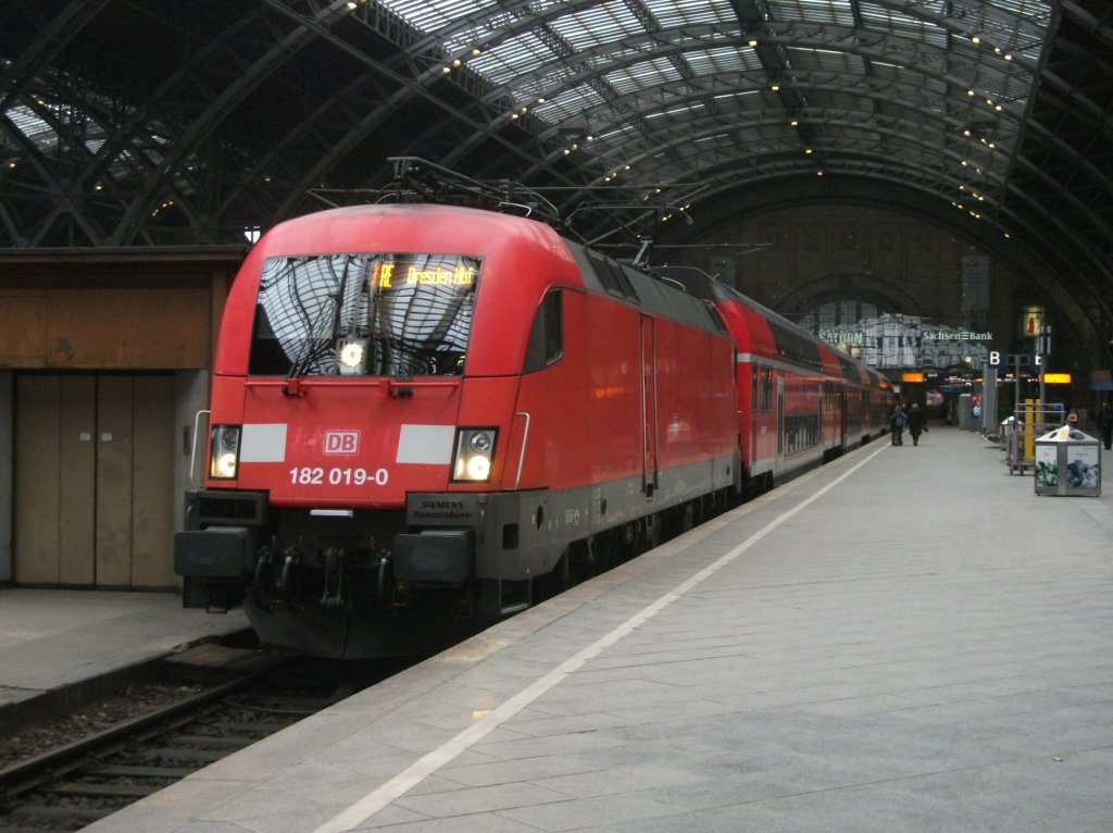 182 019 steht am 03. April 2013 mit dem RE 17077  Saxonia  nach Dresden im Leipziger Hbf. Dieser Zug kam als Ersatzgarnitur fr eine Talent 2 Einheit zum Einsatz und bestand aus der genannten Lok und einer Dresdner S-Bahn Garnitur.
