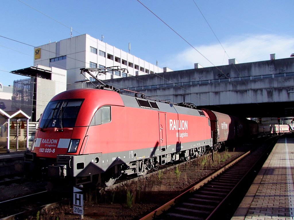 182 020-8  erreicht mit einem gemischtem Gterzug bei Passau-Hbf. wieder Deutsches Gebiet;101113
