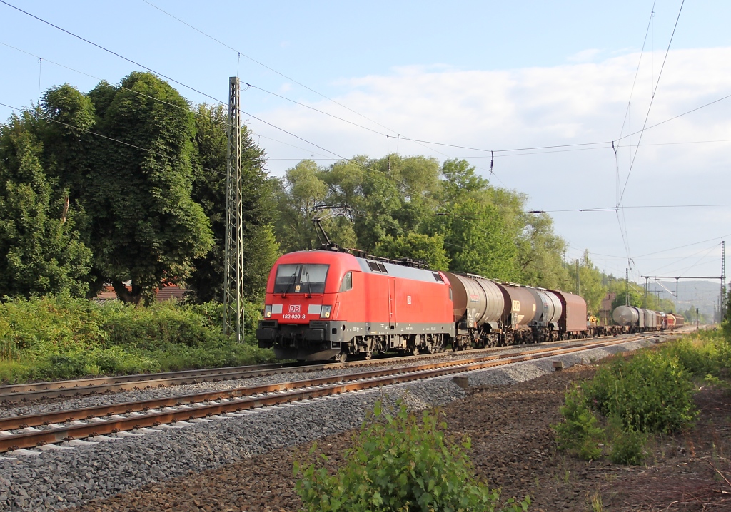 182 020-8 mit gemischtem Gterzug in Fahrtrichtung Sden. Aufgenommen am B Eltmannshausen/Oberhone am 07.07.2011.