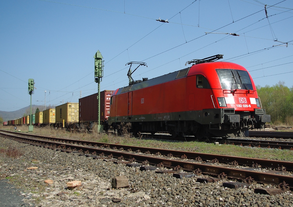 182 020-8 posierte bei einem kurzen Signalhalt am 10.04.2011 in der Sonne. Dann setzte sie ihre Fahrt mit dem Containerzug in Richtung Sden weiter. Aufgenommen in Eschwege West.