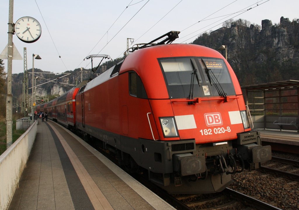 182 020-8 steht am 18.4.2012 mit S-Bahn Meien-Schna im Bahnhof Rathen.