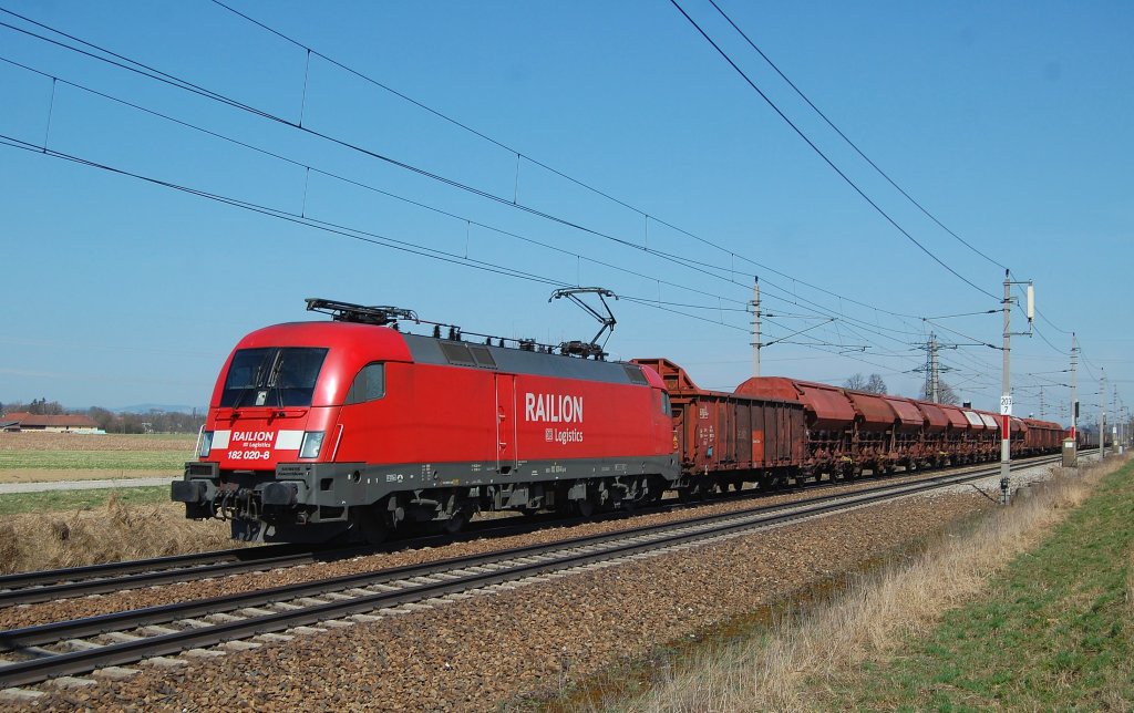 182 020 ist am 26.03.2010 mit einem
gemischten Gterzug  auf den Gleisen
der Westbahn bei Marchtrenk zu sehen gewesen.