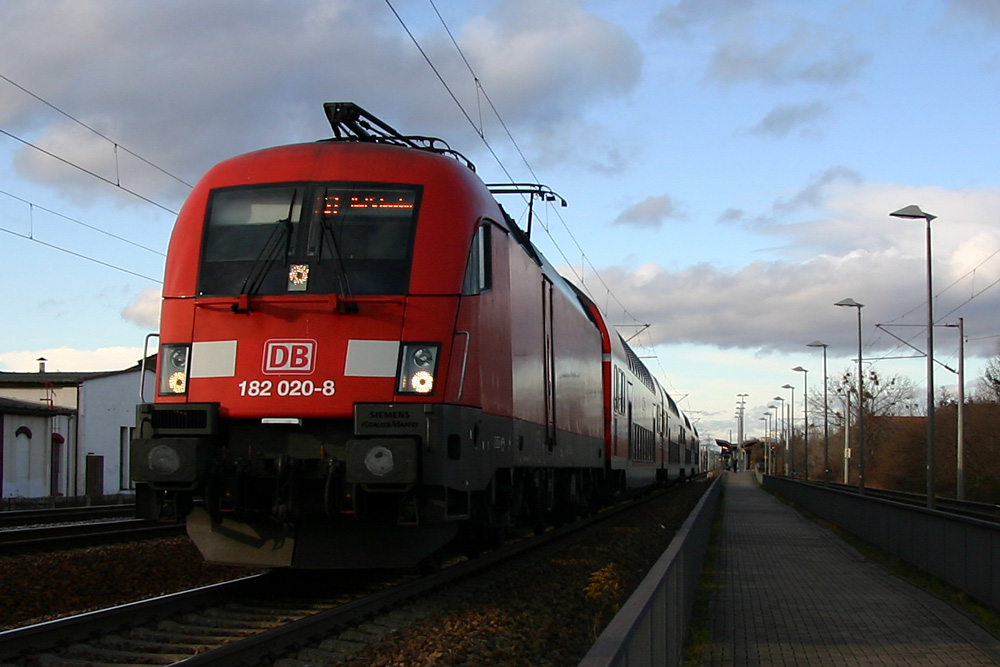 182 020 fhrt mit der S1 nach Bad Schandau aus der Station Heidenau-Sd. 15.12.2011