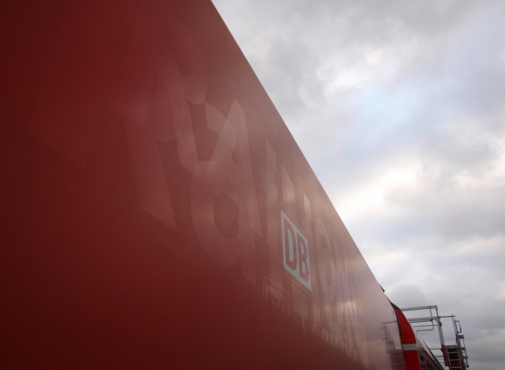 182 020 kann ihren bisherigen Lebenslauf wahrlich nicht verschleiern! Zwei verschiedene Railion-Beschriftungen sind noch erkennbar. Im Zuge des Einsatzes bei der S-Bahn-Dresden wurden diese durch einen DB-Aufkleber ersetzt. Die Lok steht hier auf Gleis 954 des Regio-Werkes Dresden-Altstadt und konnte am 30.03.12 im Rahmen des Dresdner Dampfloktreffens ffentlich in Augenschein genommen werden.