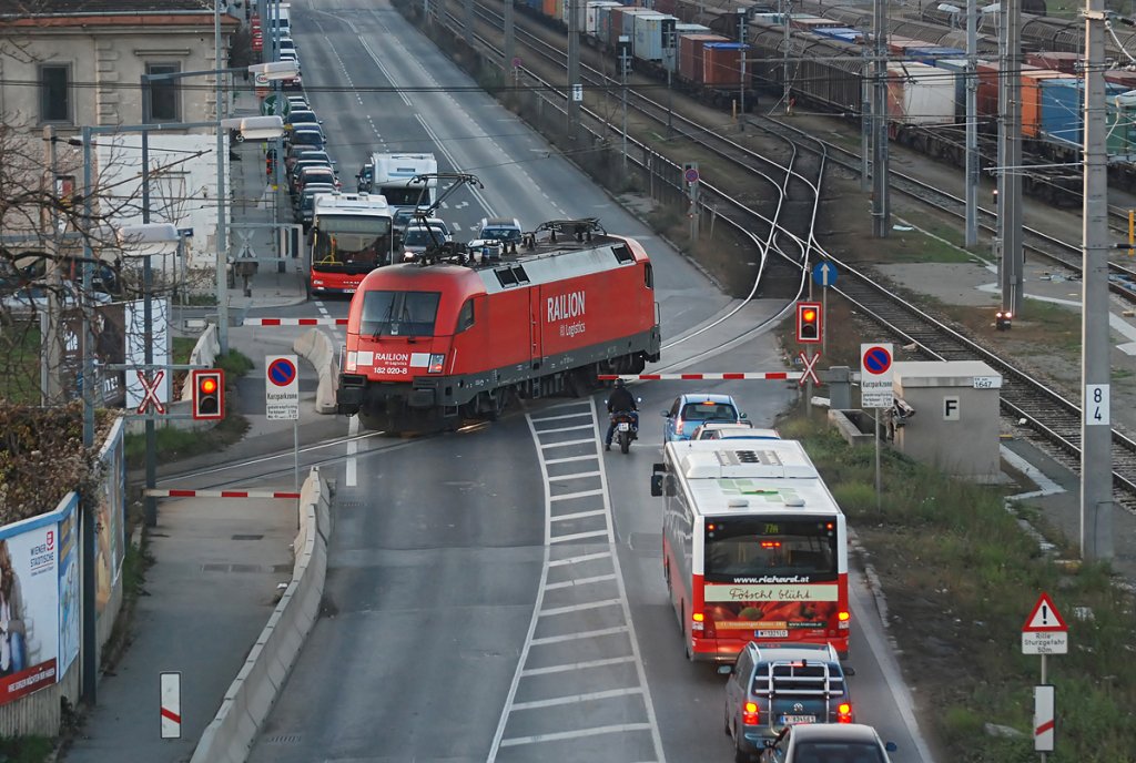 182 020 der Railion DB Logistics beim berqueren des Handelskai in Wien am 05.12.2009. Die Lok bernahm danach einen Containerzug, welcher im HG bereits zu sehen ist. 