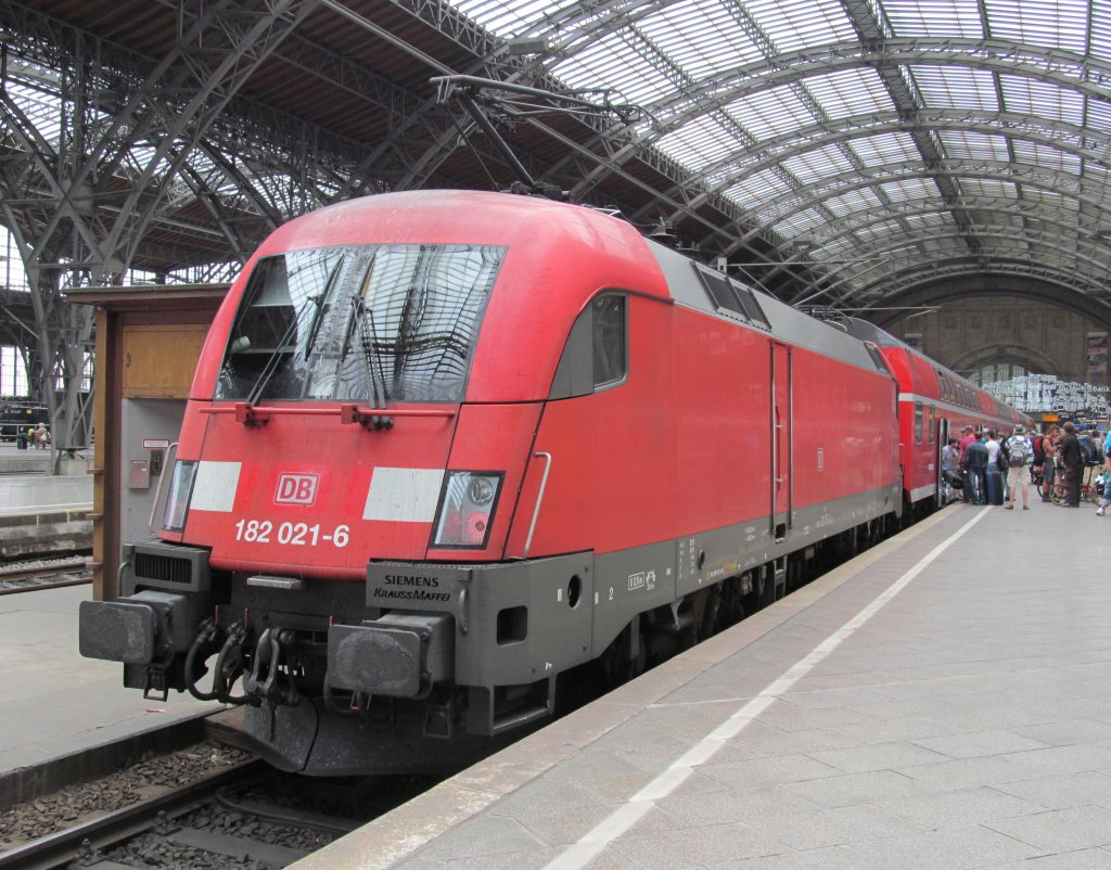 182 021-6 hat am 01. Juli 2012 mit einem RE aus Dresden Hbf soeben den Leipziger Hbf erreicht.