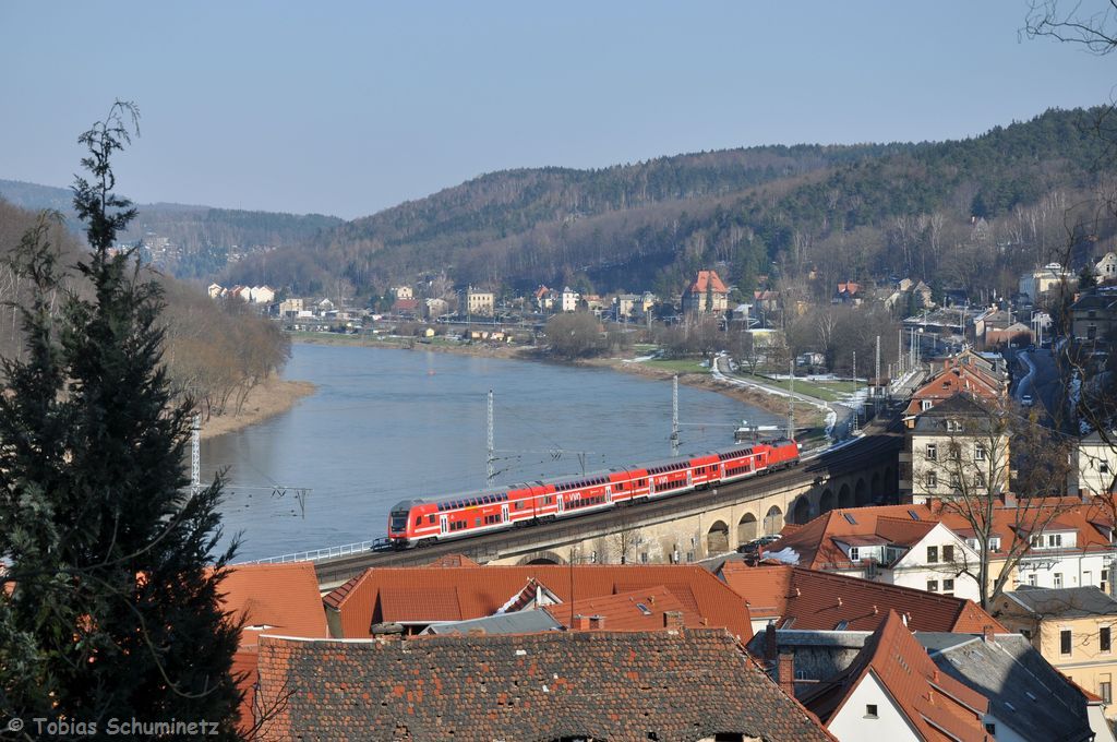 182 021 (91 80 6182 021-6 D-DB) + Dosto als S1 (37742) von Bad Schandau nach Mei�en am 05.03.2013 in K�nigstein / Sachsen