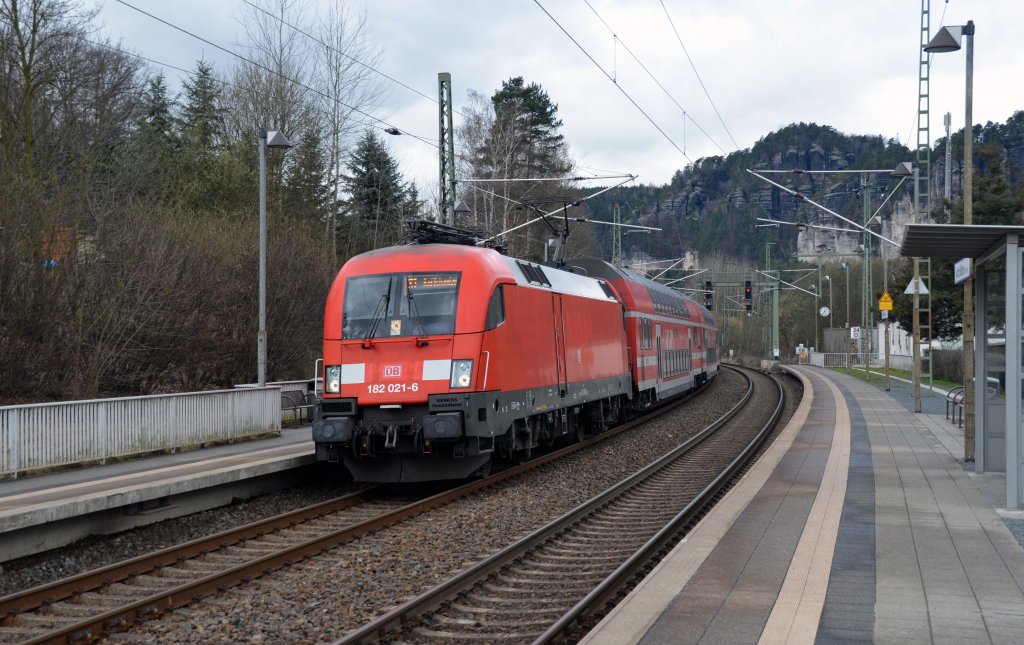 182 021 erreicht mit einer S-Bahn nach Bad Schandau am 31.03.12 den Haltepunkt Rathen.