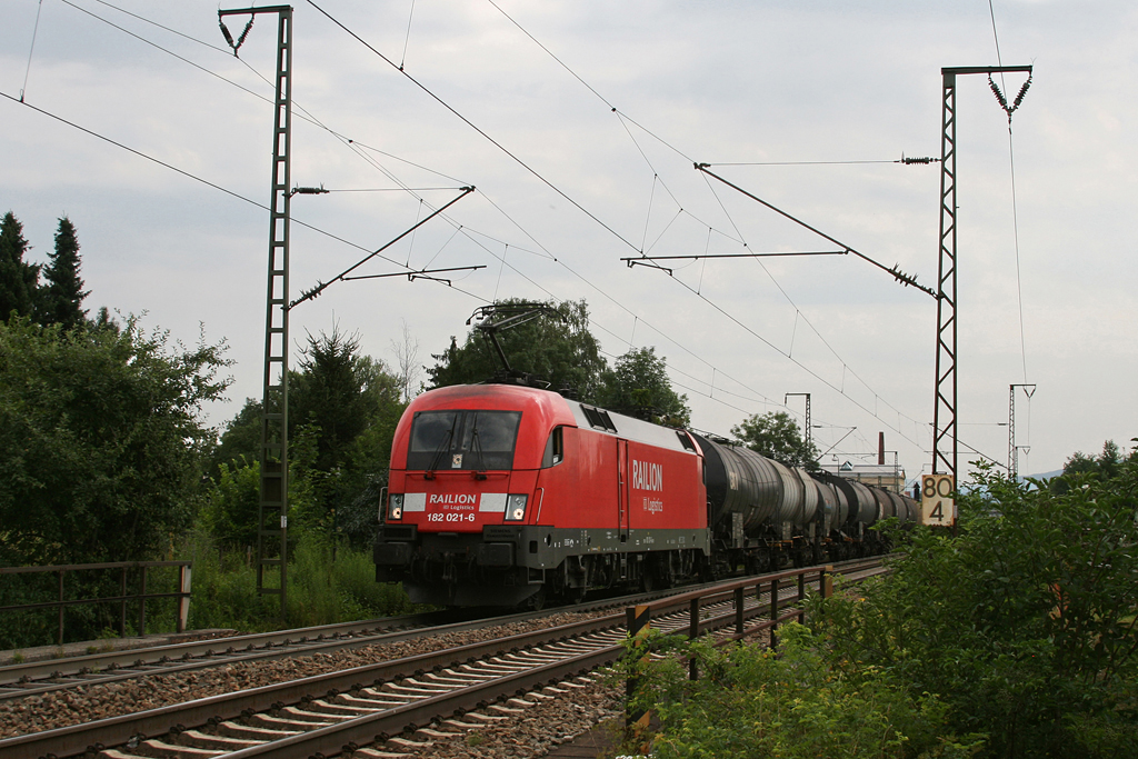 182 021 mit einem Kesselwagenzug am 17.07.2010 bei Freilassing.