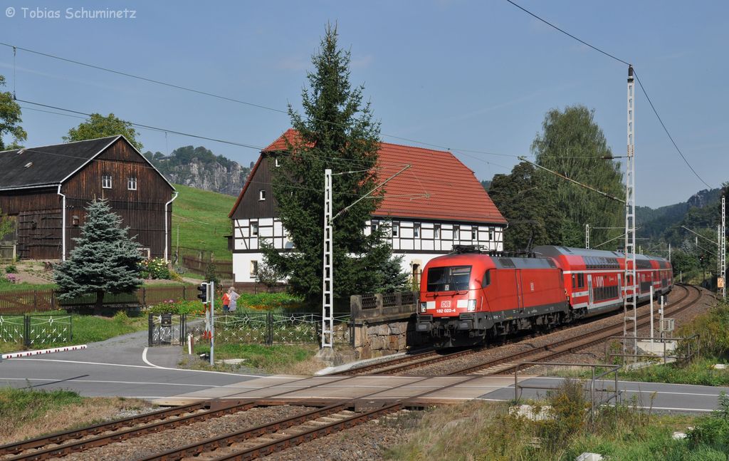 182 022 + Dosto als S1 (37727) von Meien Triebischtal nach Bad Schandau am 18.09.2012 bei Kurort Rathen