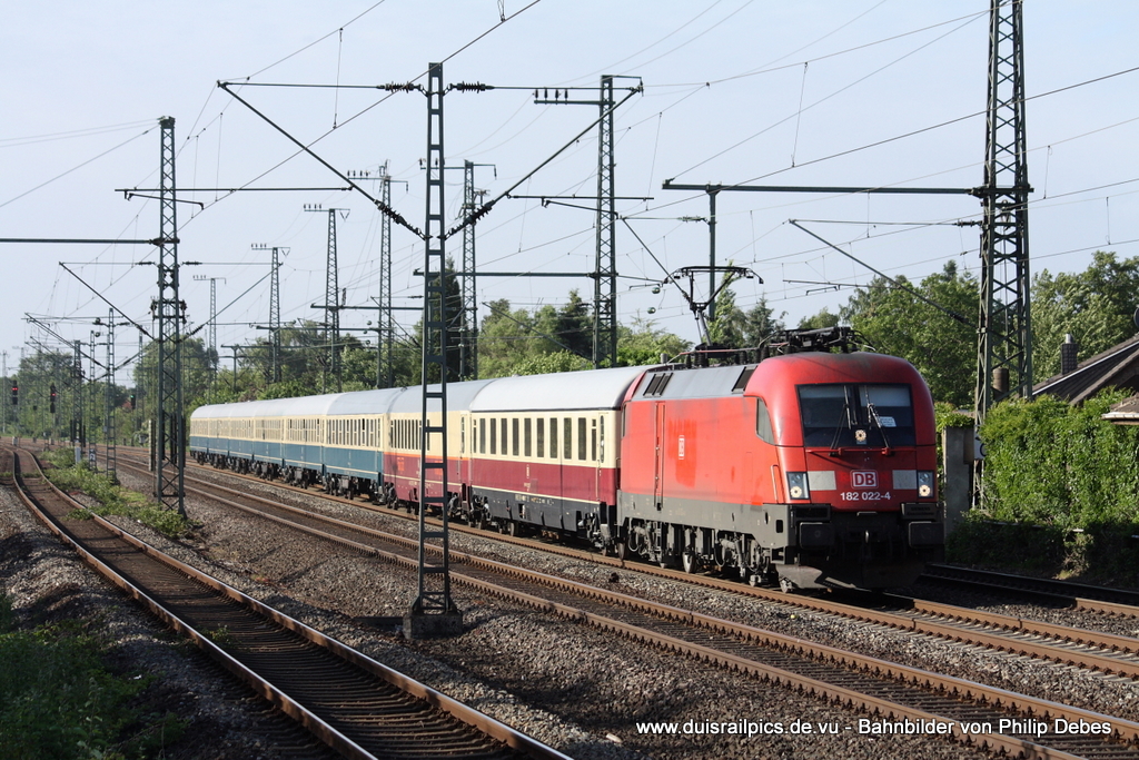182 022-4 (DB) fhrt am 22. Mai 2011 um 18:37 Uhr mit dem IC2417 durch Duisburg Groenbaum