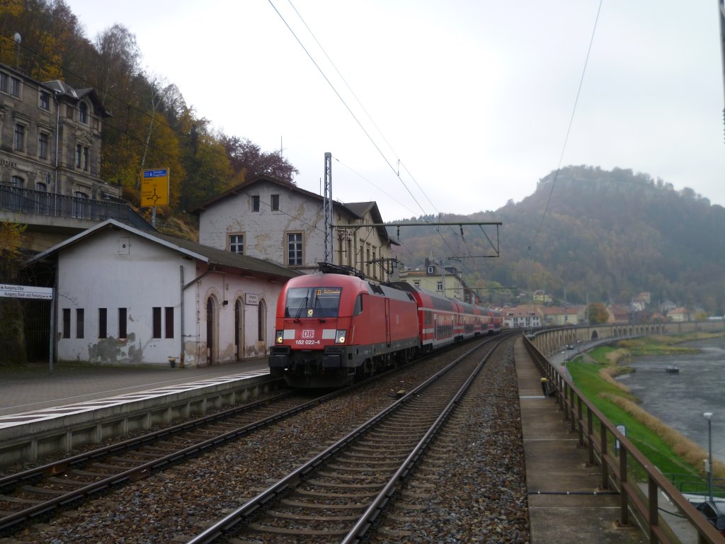 182 022-4 fhrt am 02.11.11 mit der S-Bahn durch Knigstein. Im Hintergrund sieht man die Festung Knigstein.