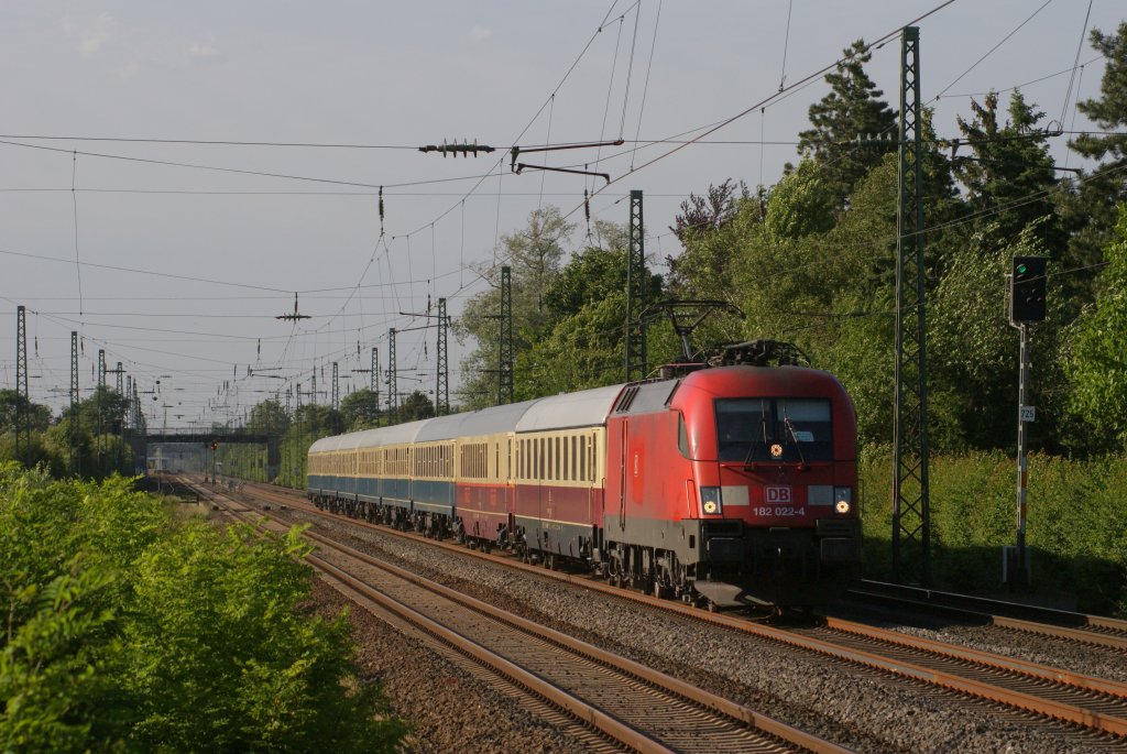 182 022-4 mit dem IC 2417 nach Kln bei der Durchfahrt durch Angermund am 22.05.2011