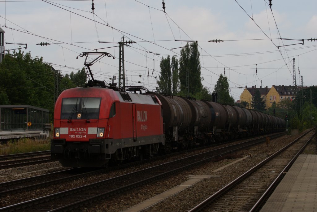 182 022-4 mit einem Kesselwagenzug in Mnchen-Heimeranplatz am 14.08.2010