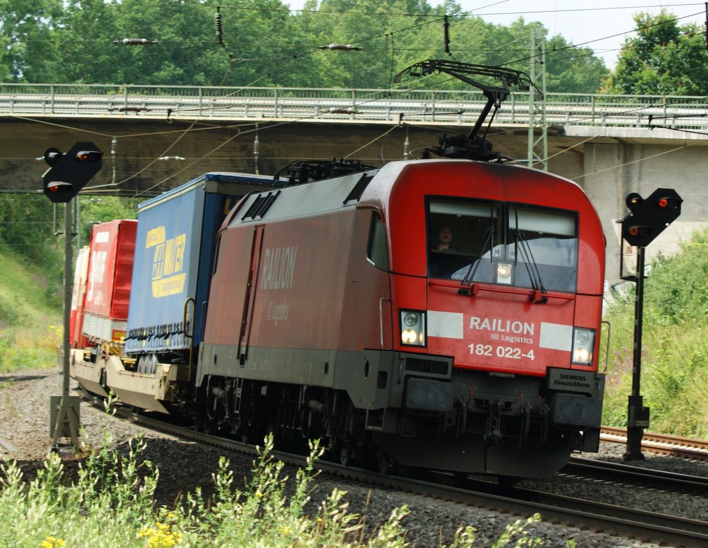 182 022-4 mit einen KLV kurz hinter Fulda am11.07.2009