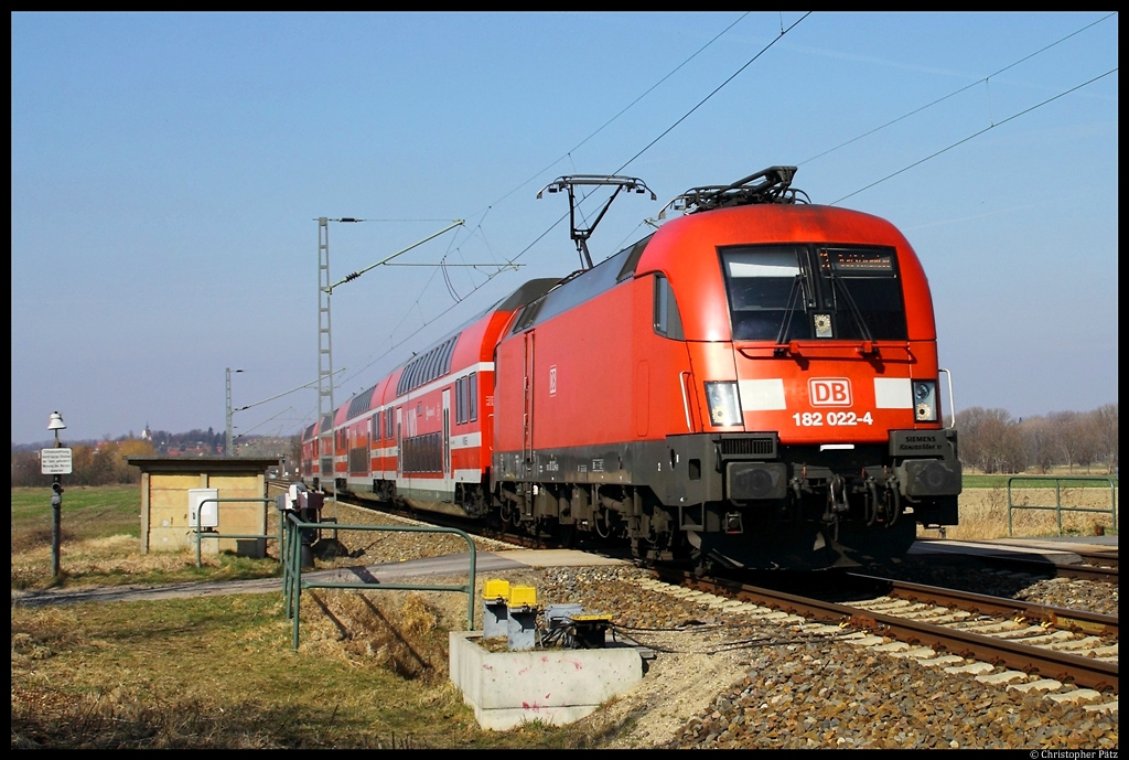 182 022-4 rollt am 20.3.2012 mit einer S-1 zwischen Meien und Neusrnewitz an der Anrufschranke vorbei.