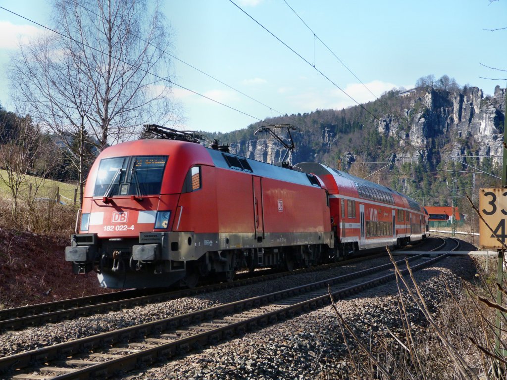 182 022 durchfhrt in Richtung Schna Strand bei Rathen.
ps trotz des halbierten Streckenabschnittschildes finde ich es Sehenswert)
7.4.13