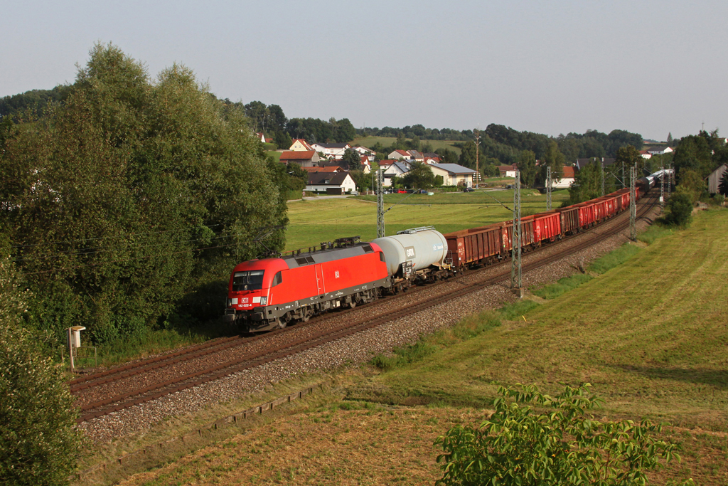 182 022 mit einem gemischten Gterzug am 22.08.2011 bei Ergoldsbach.