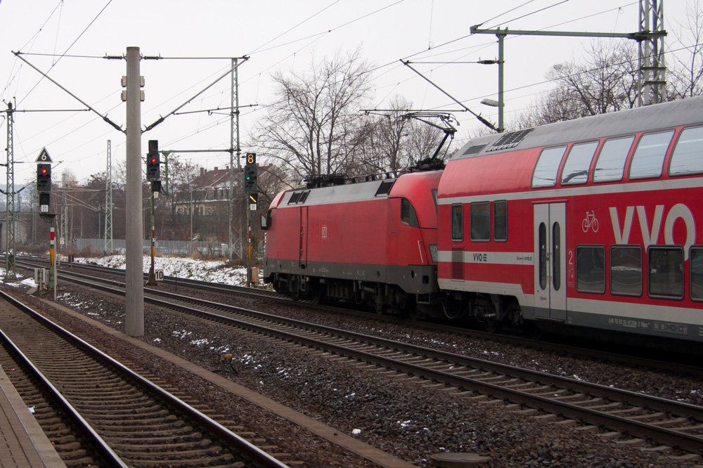 182 022 wartet mit der S1 nach Bad Schandau auf Abfahrt im Bahnhof Pirna. Das Signalbild verrt mit dem Verlassen des Bahnhofs einen Gleiswechsel. 04.12.2012
