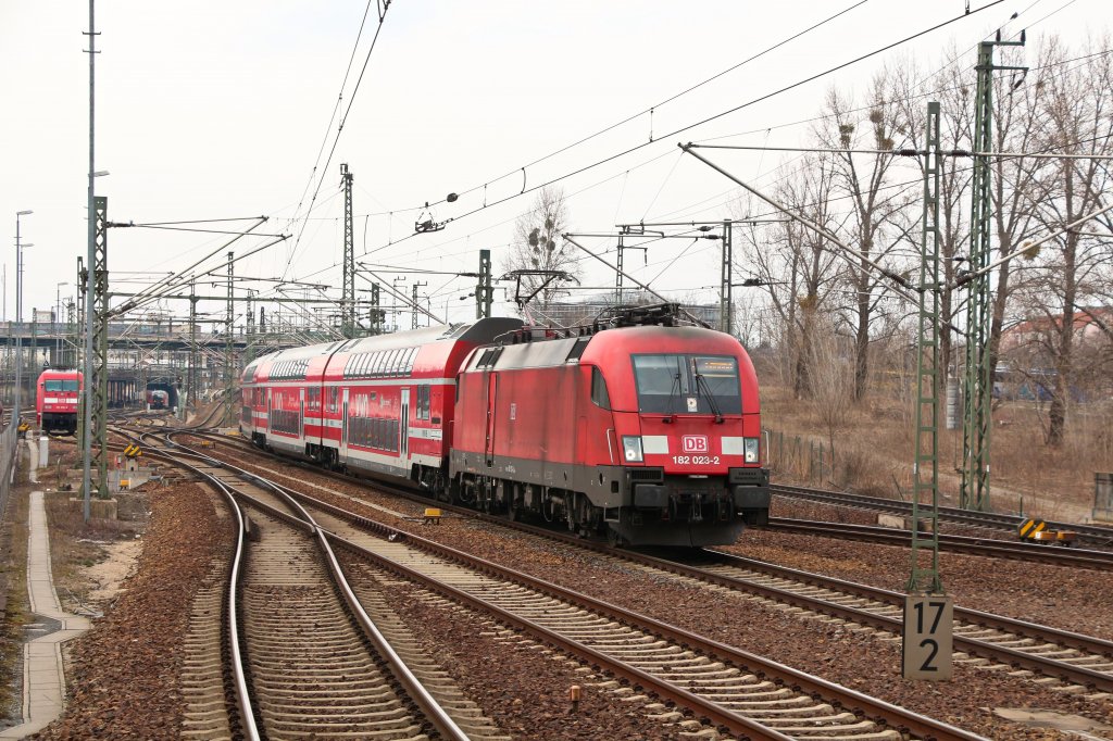 182 023-2 erreicht mit der S1 nach Schna den Hauptbahnhof in Dresden. 02.04.13