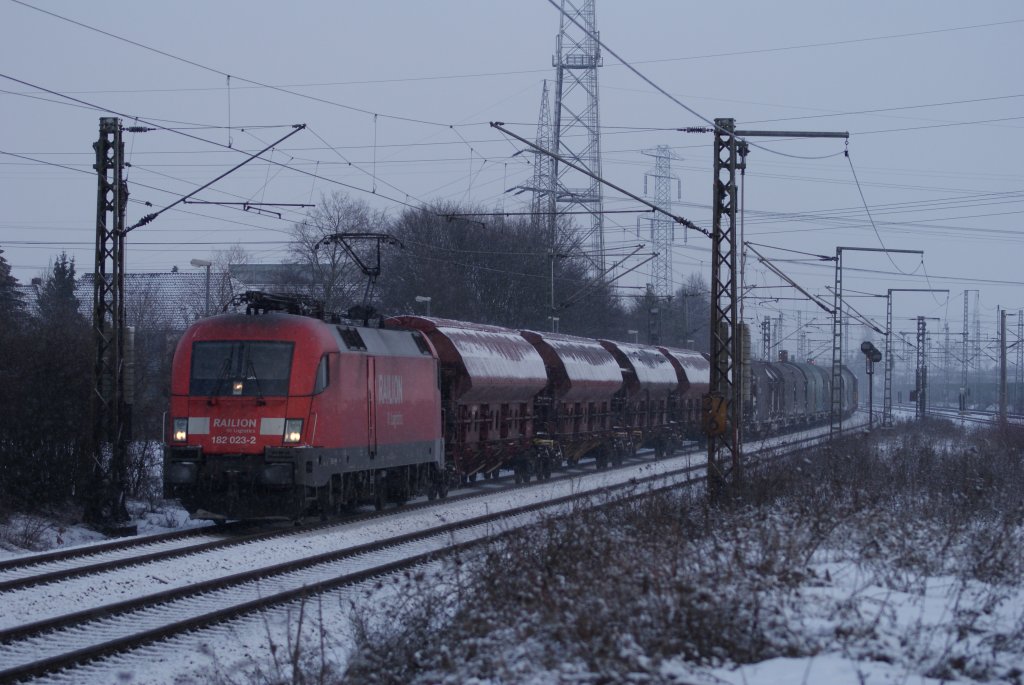 182 023-2 mit einem gemischten Gterzug bei der Durchfahrt durch Hannover-Ahlten am 30.01.10