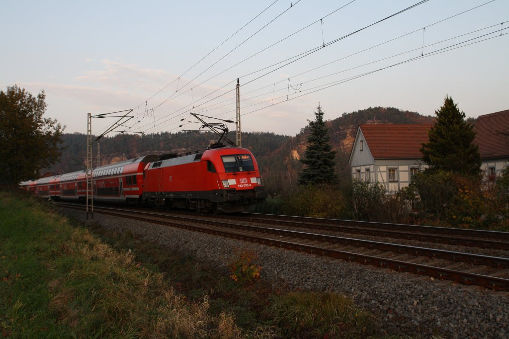 182 023-2 schiebt am 7.11.2011 die S-Bahn von Schna nach Meien. Fotografiert bei Rathen im Elbsandsteingebirge.