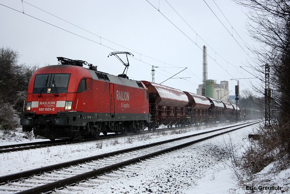 182 023 mit einem gemischten Gterzug in Hannover Misburg am 30.1.2010.