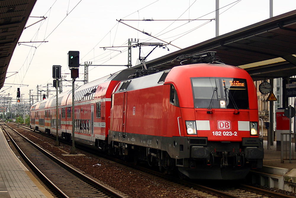 182 023 mit S1 nach Schna in Dresden-Mitte. 19.09.2011