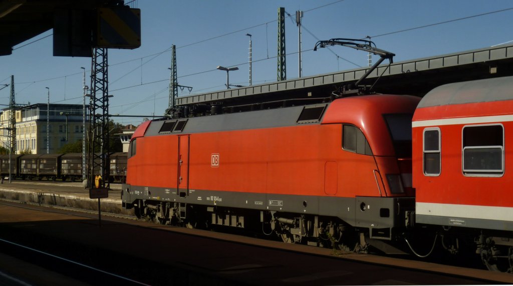 182 024-0 bedient am 01.10.11 den RB 16320 von Halle/S. Hbf nach Eisenach und hat hier gerade Weimar erreicht.