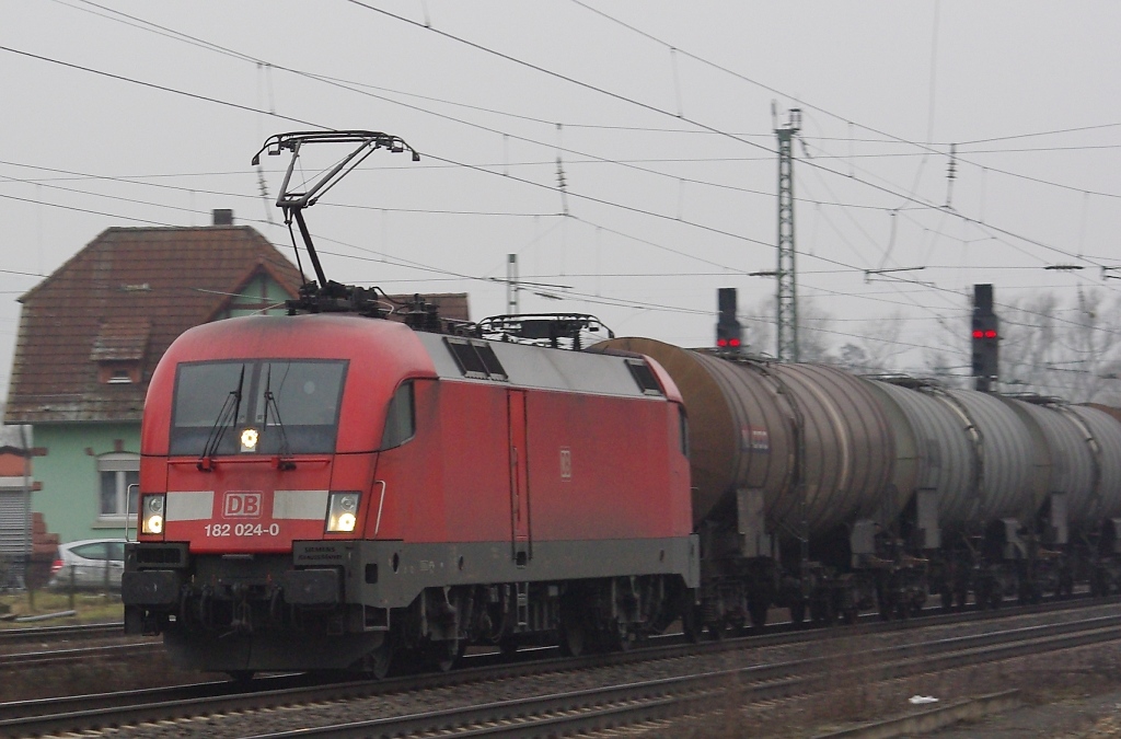 182 024-0 bespannte am 19.02.2011 einen Kesselwagenzug in Richtung Bebra. Aufgenommen bei Mecklar.