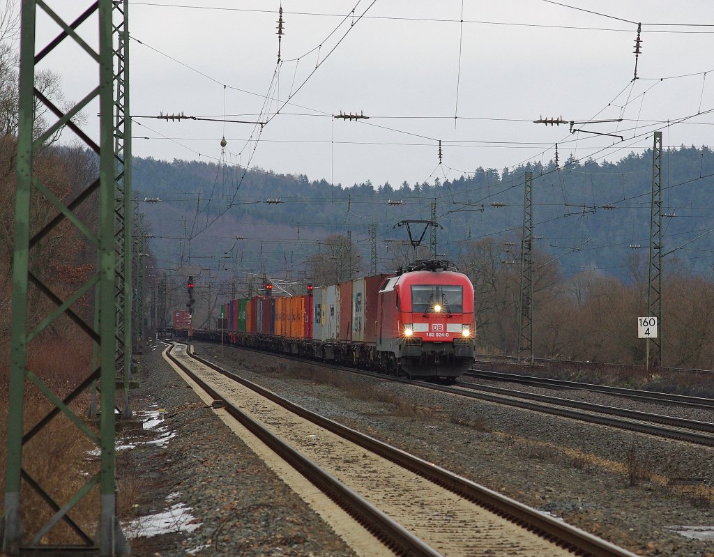 182 024-0 mit Containerzug in Fahrtrichtung Sden. Aufgenommen am 12.01.2011 in Mecklar. Gru zurck an den Tf, und danke fr den Lichtgru ;)