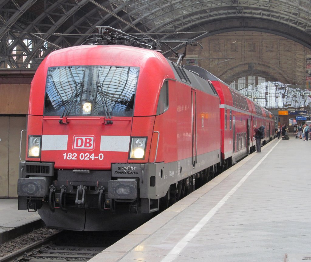 182 024-0 steht am 29. Juli 2012 mit einem RE nach Dresden Hbf im Leipziger Hbf.