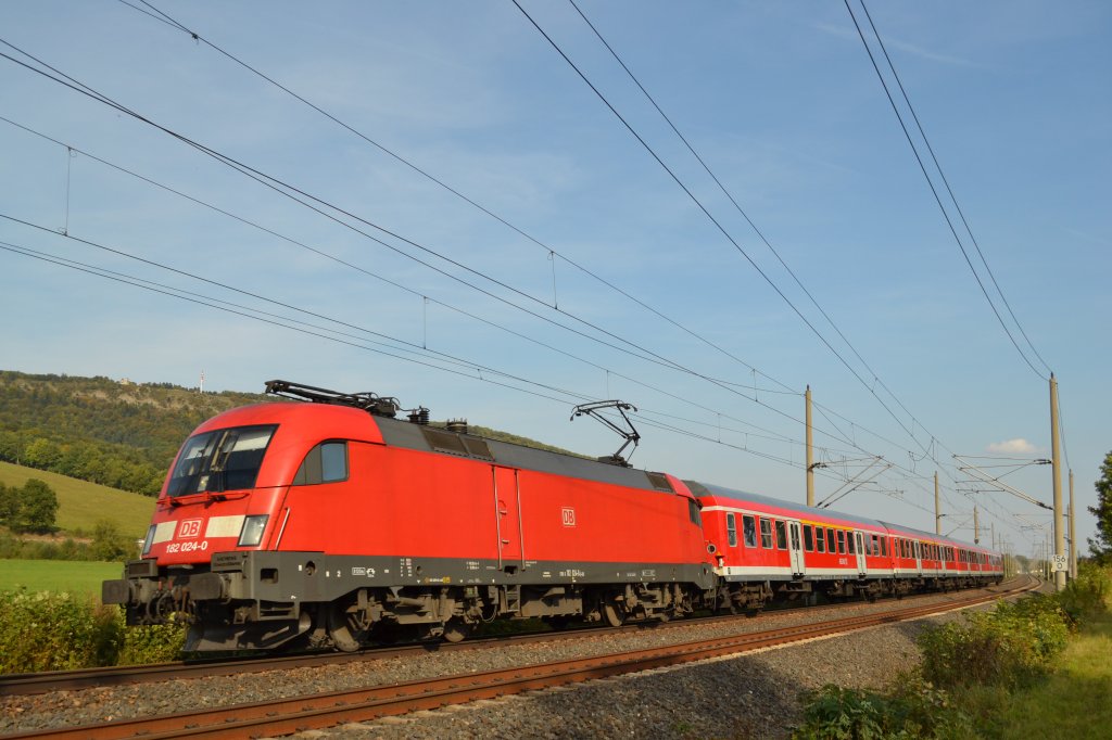 182 024 als RegionalBahn unterwegs nach Eisenach im September 2011. Aufgenommen zwischen Schnau und Klberfeld.