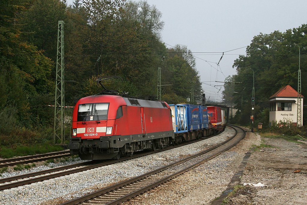 182 024 mit KLV Zug am 10.10.2009 in Aling.