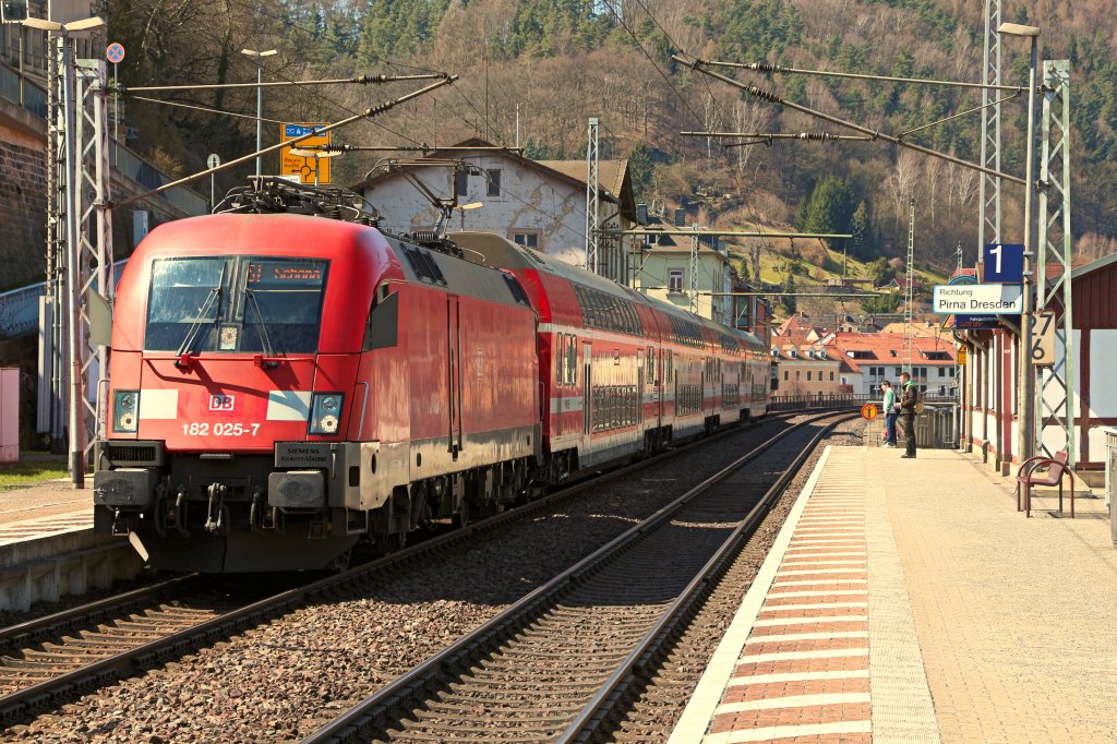 182 025-7 legt mit der S1 nach Schna einen kurzen Halt in Knigstein ein. 15.04.13