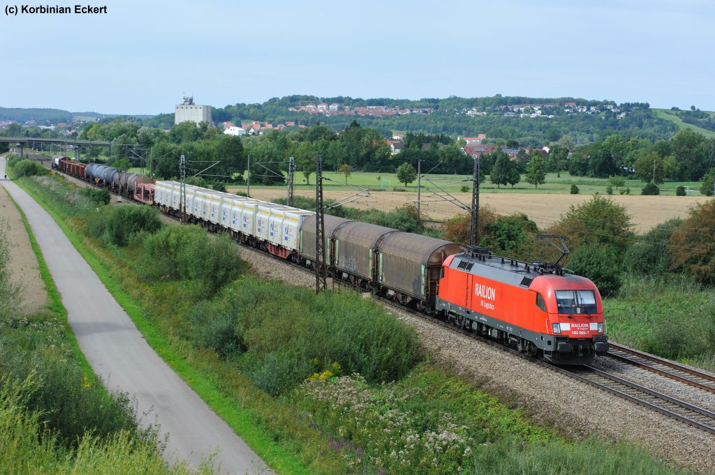 182 025-7 mit einem gemischten Gterzug bei Donauwrth Richtung Augsburg, 11.08.2011