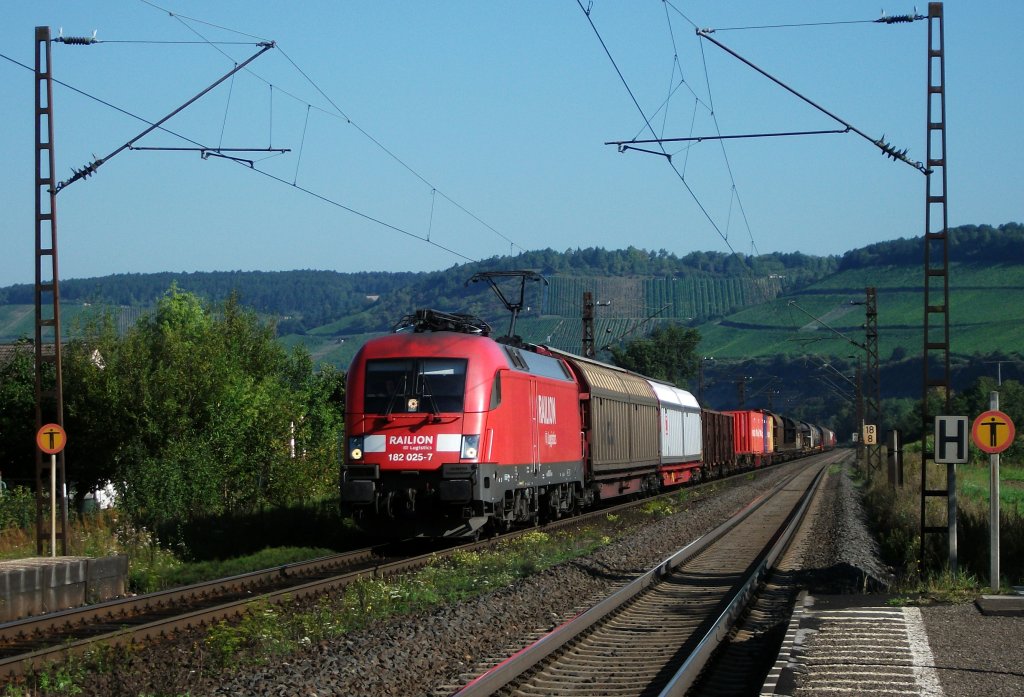 182 025 durchfhrt am 20.August 2011 mit einem Mischer den Bahnhof Himmelstadt.