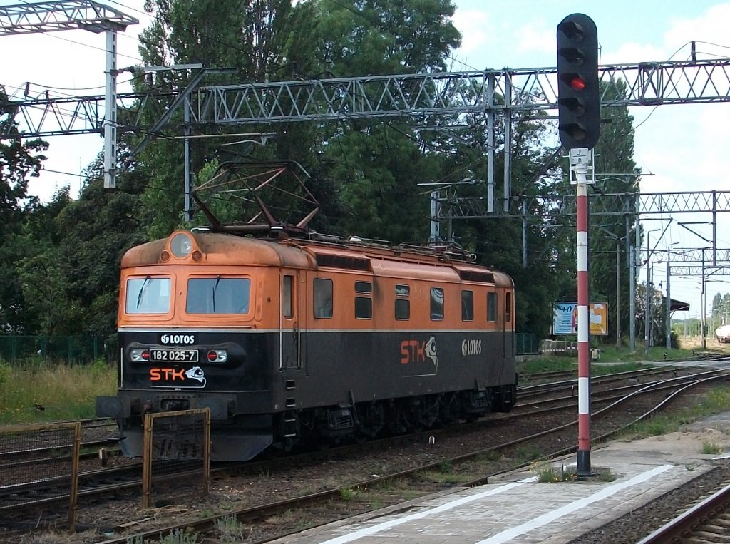 182 025 durchfuhr am Vormittag vom 31.Juli 2010 den Personenbahnhof von Szczecin Gumience und wurde im benachbarten Gterbahnhof abgestellt,wo ich Sie dort auf meiner Rckfahrt am Nachmittag sah.