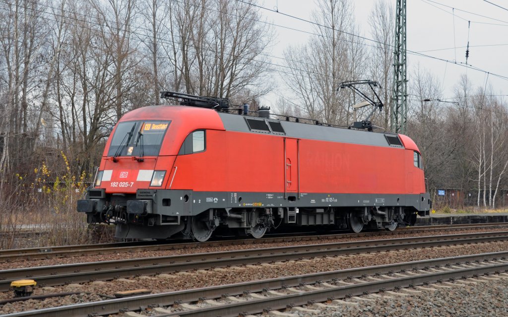 182 025 kam am 03.12.11 aus Richtung Cottbus kommend in Leipzig-Thekla am roten Signal zum stehen, bevor es weiter Richtung Mockau ging.