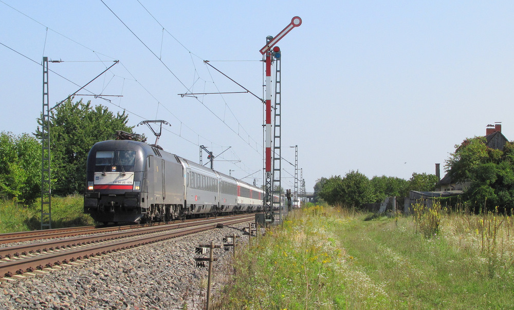 182 036 von MRCE kommt hier mit dem EC7 nach Chur durch Durmersheim gefahren. 24.08.2011