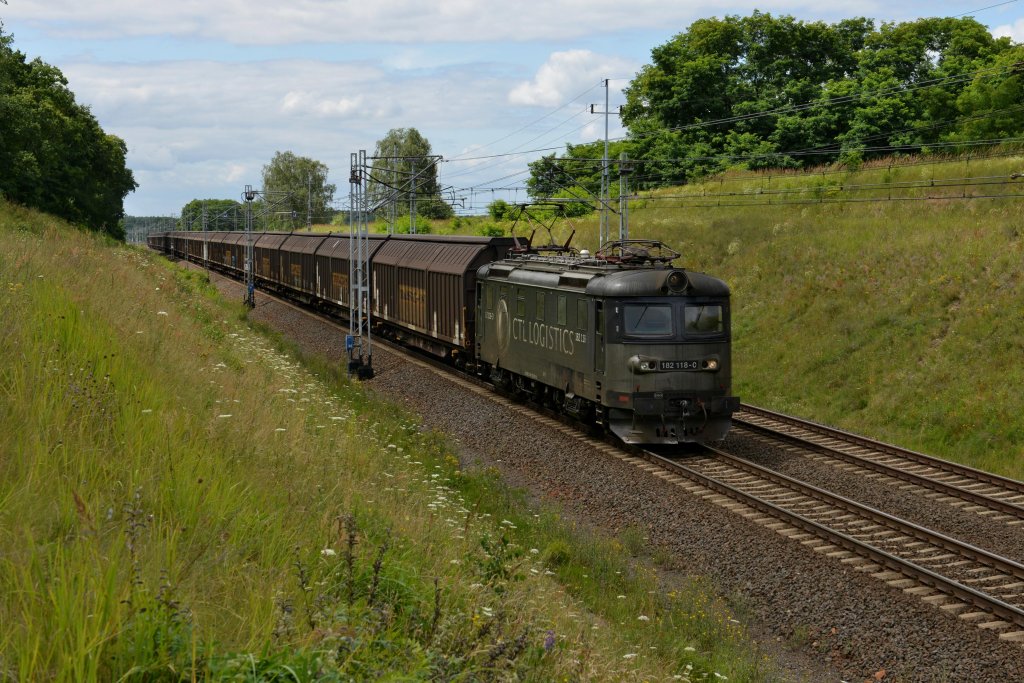 182 118 mit einem Schiebewandwagenzug am 21.07.2012 bei Kunowice.
