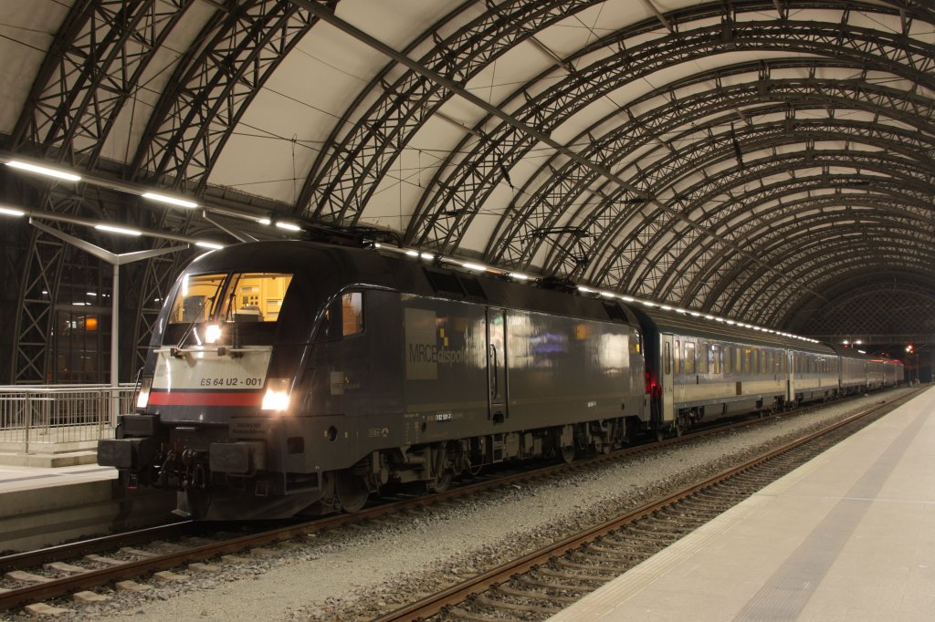 182 501-7 ist soeben mit dem EN 477 von Berlin nach Budapest in Dresden Hbf eingefahren. Fotografiert am 22.02.2011. 