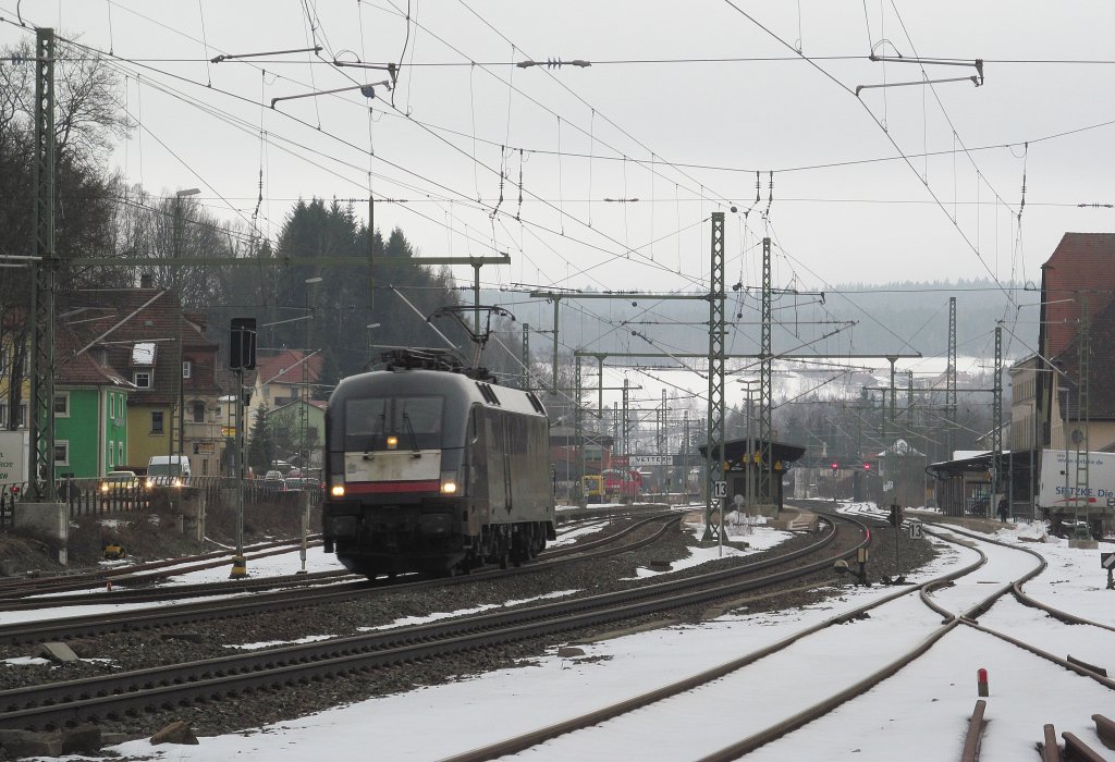 182 501 durchfhrt am 26. Februar 2014 solo den Bahnhof Kronach in Richtung Lichtenfels.