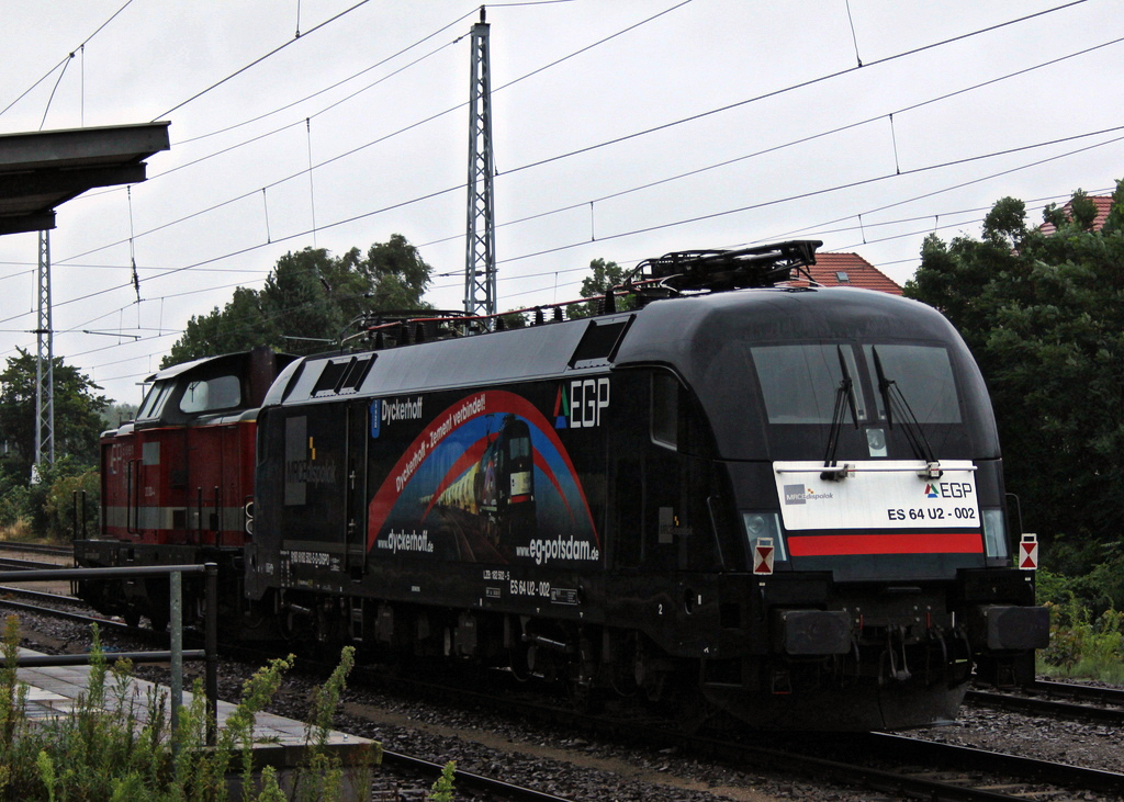 182 502 und 212 024 der EGP am 22.07.11 in Neustrelitz. Von Bahnsteig 2 aus aufgenommen. 
