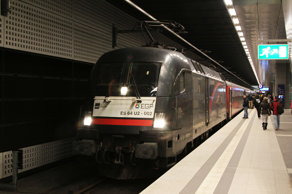 182 502 mit einem ODEG Ersatzzug am 28.12.2012 in Berlin Hbf.