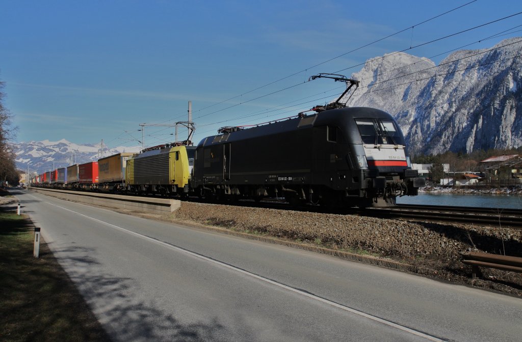 182 504-1 und 189 203-3 sind am 16.3.2013 bei schnem Frhlingswetter im Grenzbereich zwischen Deutschland und sterreich, kurz vor der Einfahrt Kufstein, unterwegs.